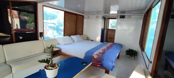 pontoon houseboat room