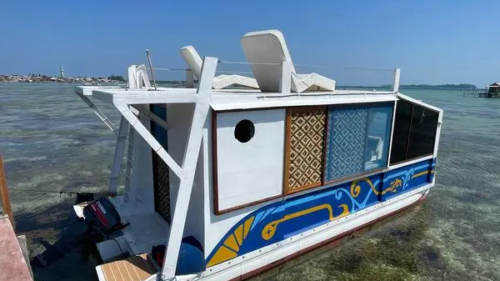 pontoon houseboat tampak luar