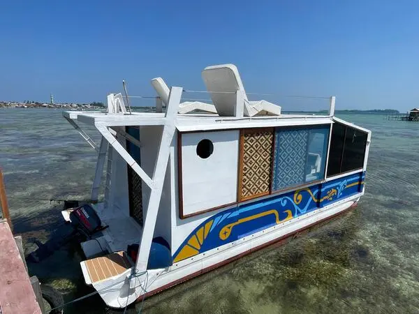 pontoon houseboat tampak luar
