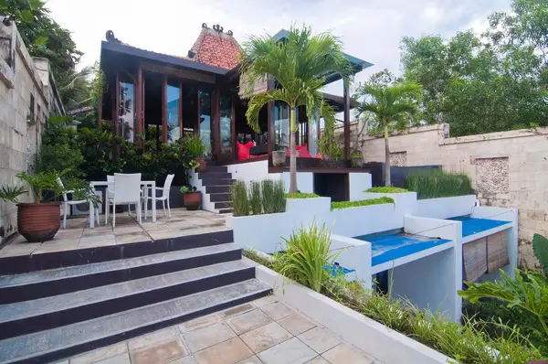 villa alcheringa tampak samping villa alcheringa tampak samping